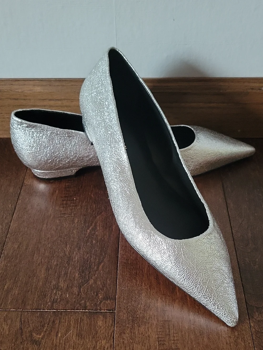 NWOT Good American The Statement Silver Crackle Pointed Ballet Flats Size 8.5